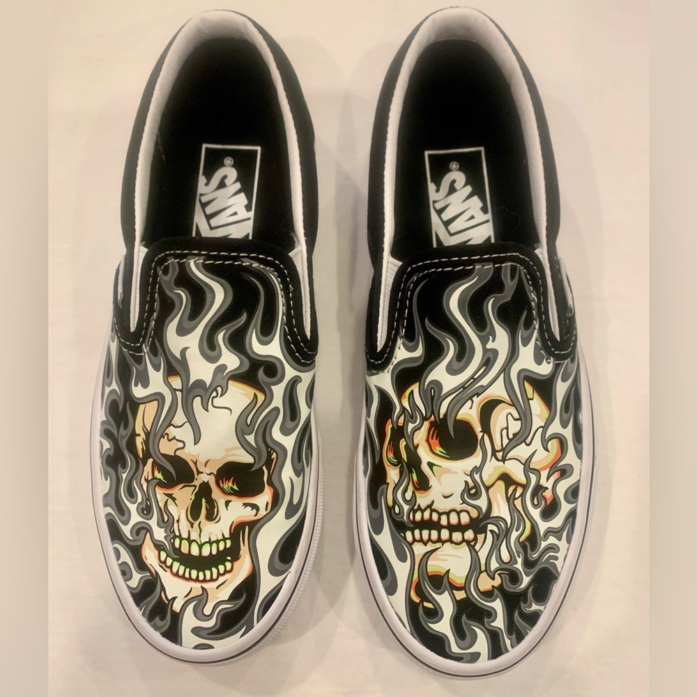 Vans slip-on skull flames tattoo canvas skater shoe unisex 3.5 boys, 5 women’s